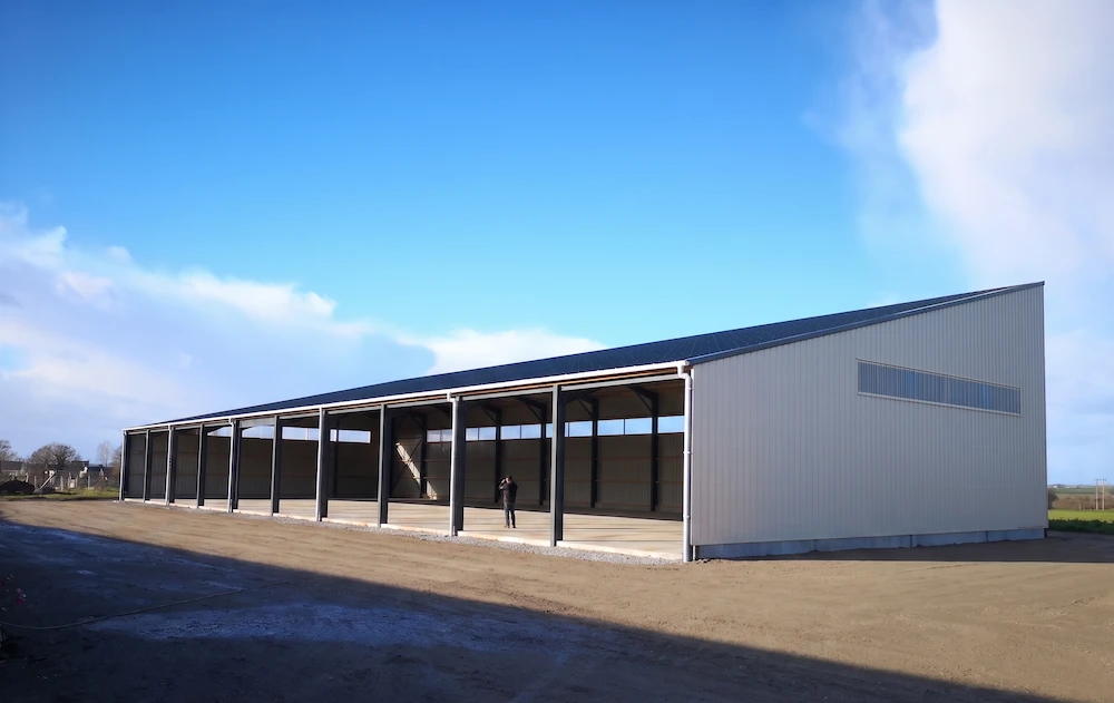 Façade sud d'un hangar photovoltaïque avec panneaux solaires