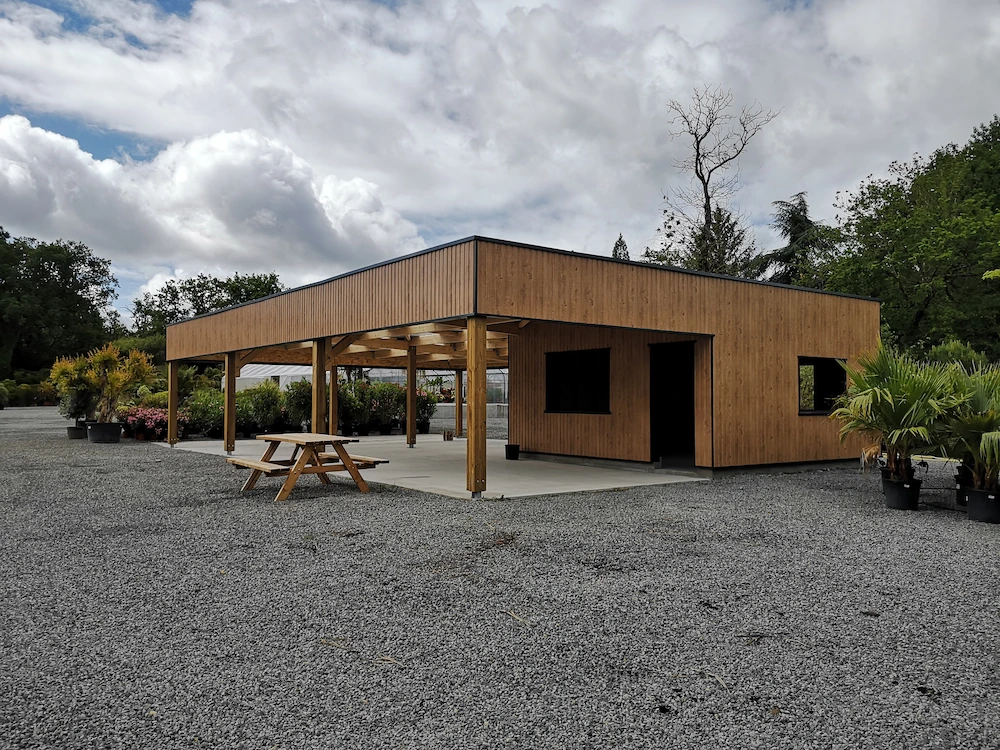 Intérieur du bâtiment de stockage pour pépinière